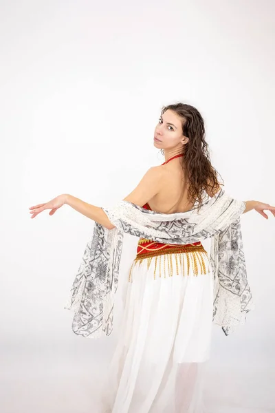 Hermosa Joven Con Vestido Tradicional Posando Sobre Fondo Blanco —  Fotos de Stock