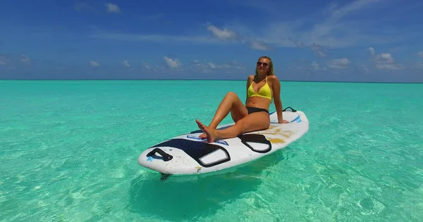 Mooie Jonge Vrouw Met Een Witte Bikini Het Strand — Stockfoto