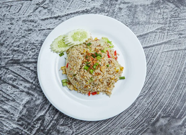 Aduk Nasi Goreng Dengan Ayam Dan Sayuran — Stok Foto