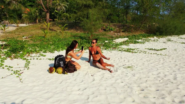 Giovane Coppia Innamorata Sulla Spiaggia — Foto Stock