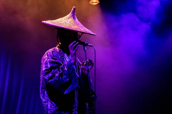 Jeune Homme Dans Chapeau Masque Avec Micro — Photo