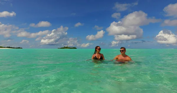Coppia Sulla Spiaggia Alle Maldive — Foto Stock