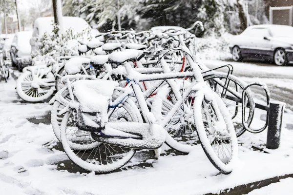 Fietsenstalling Sneeuw — Stockfoto