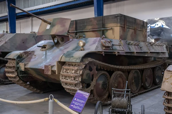 Tank Med Pistol Bakgrunnen Museet – stockfoto
