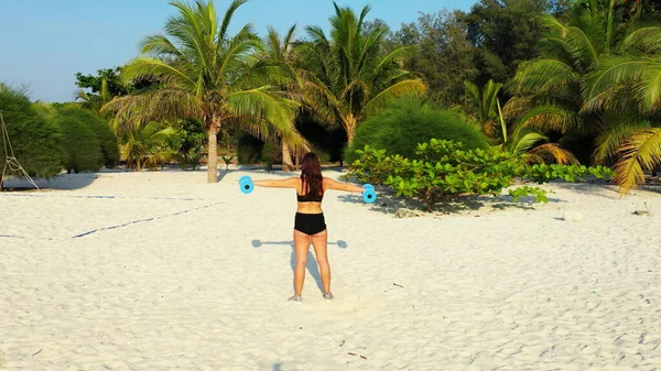 Giovane Donna Bikini Blu Che Cammina Sulla Spiaggia — Foto Stock