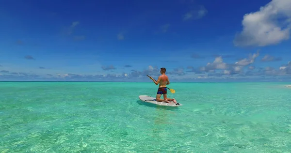 Hombre Feliz Tabla Surf Playa Tropical —  Fotos de Stock