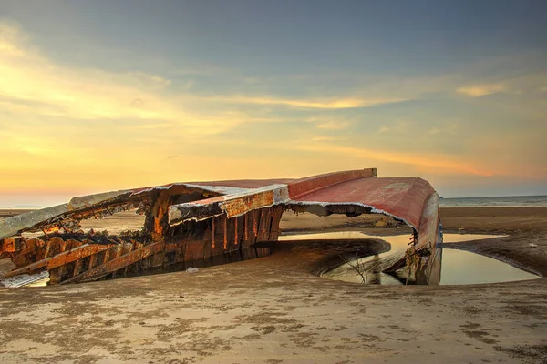 Viejo Barco Pesca Oxidado Playa — Foto de Stock