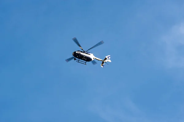 Вертолет Летящий Небе — стоковое фото