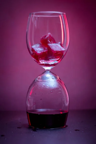 Glass Water Red Background — Stock Photo, Image