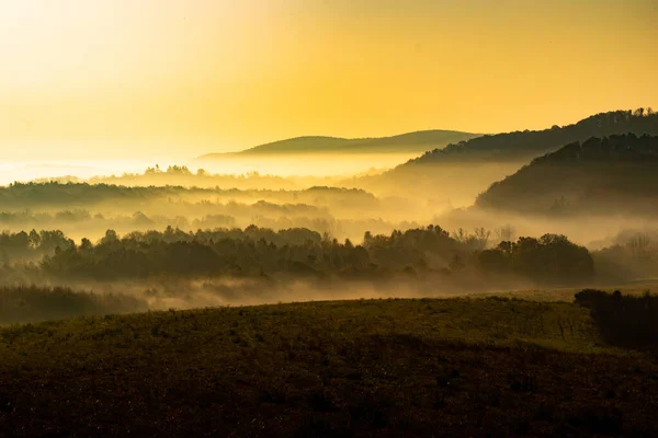 Dağın Üstünde Güzel Bir Gün Batımı — Stok fotoğraf