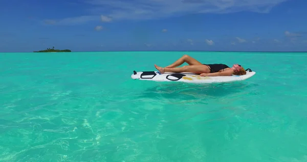 Hermosa Pareja Bikini Blanco Playa —  Fotos de Stock