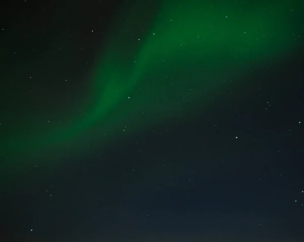 夜空中的绿色北极光 — 图库照片
