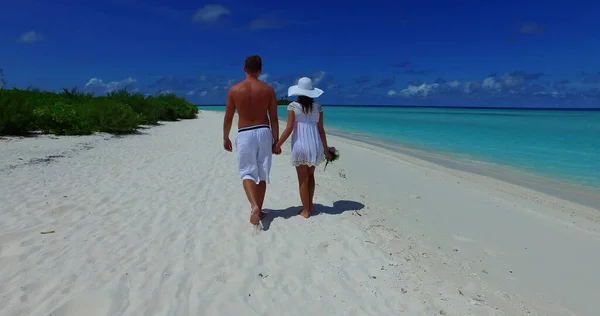 熱帯の島のビーチにいるカップルは — ストック写真