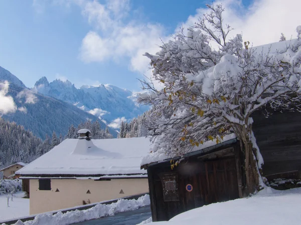 Hermoso Paisaje Con Árboles Cubiertos Nieve Las Montañas —  Fotos de Stock