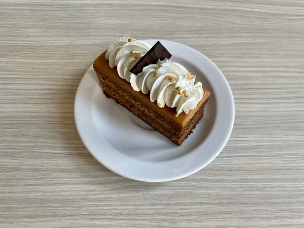 Piece Cake Chocolate Cream Wooden Background — ストック写真