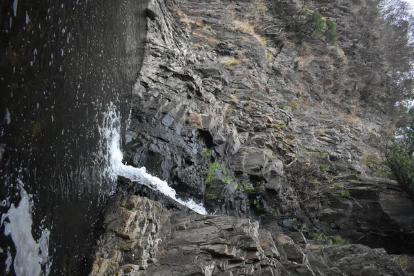 Doğanın Arka Planında Dağlarda Güzel Bir Şelale — Stok fotoğraf