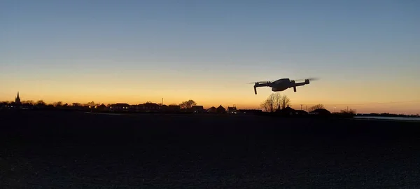 Drohne Fliegt Über Den Himmel Bei Sonnenuntergang — Stockfoto