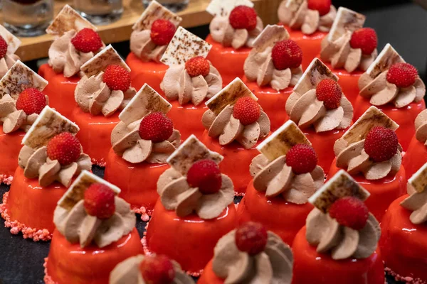 Leckere Schokoladenkuchen Mit Erdbeeren — Stockfoto
