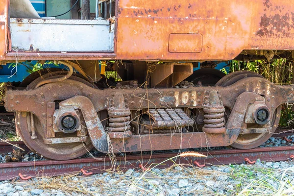 街上旧的生锈的拖拉机 — 图库照片