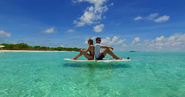 Hermosa Pareja Playa Las Maldivas —  Fotos de Stock