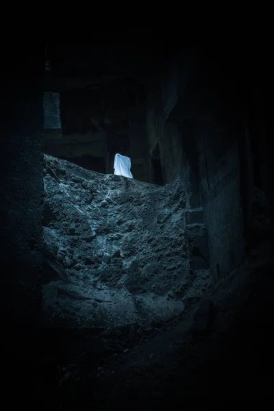 Büyük Pencereli Bir Mağarada Bir Adam — Stok fotoğraf