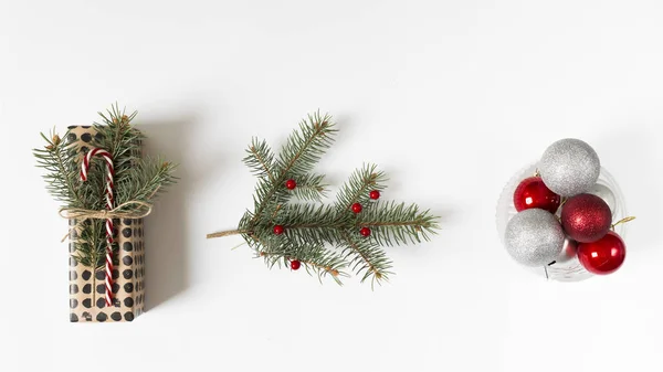 Vánoční Dekorace Jedlovými Větvemi Kužely Bílém Pozadí — Stock fotografie