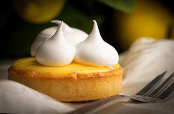 Köstlicher Zitronenkuchen Mit Sahne Und Früchten — Stockfoto