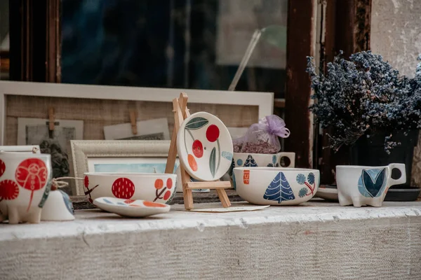 Beaux Vases Céramique Blanche Une Tasse Thé Sur Une Table — Photo