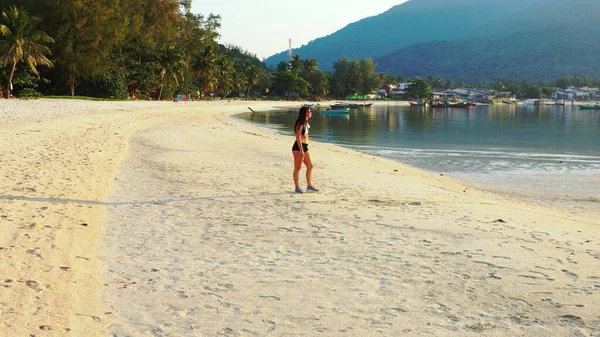 在海滩上穿着泳衣的年轻女子 — 图库照片