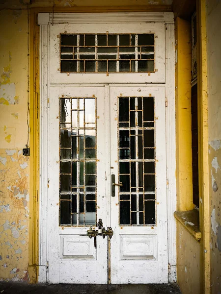 Janela Velha Com Uma Porta Madeira — Fotografia de Stock