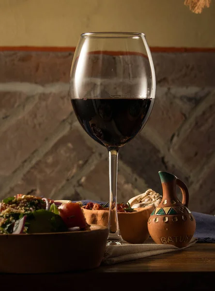 木桌上的葡萄酒 西红柿 面包和红辣椒 — 图库照片