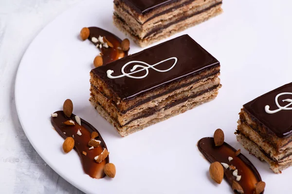 Schokoladenkuchen Mit Nüssen Und Kaffee — Stockfoto