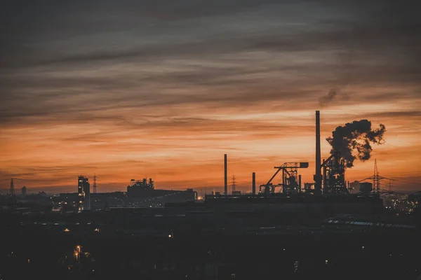 Olieraffinaderij Bij Zonsondergang Industriële Achtergrond — Stockfoto