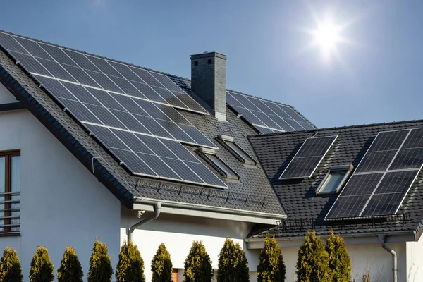 Sonnenkollektoren Auf Dem Hausdach Hintergrund Erneuerbare Energien — Stockfoto