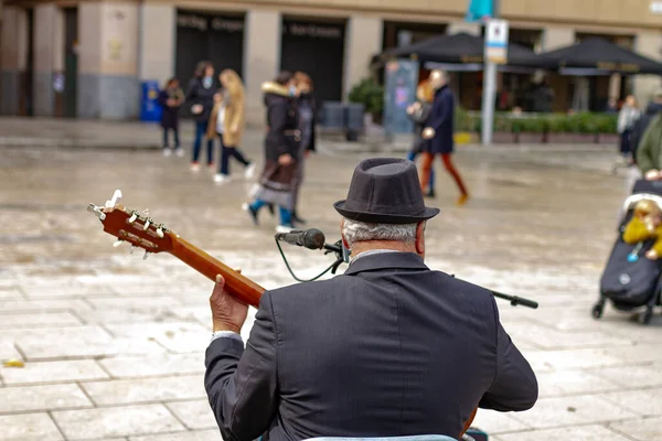 Мужчина Играет Гитаре Улице — стоковое фото