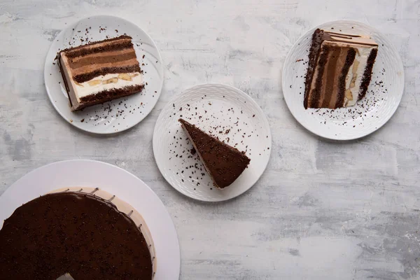 Шоколадный Торт Сливками Кофе Белой Тарелке — стоковое фото
