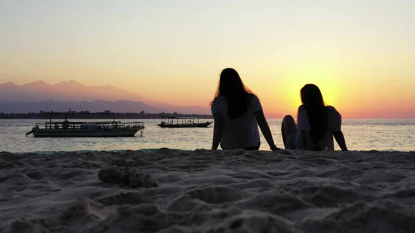 Силуэт Молодой Женщины Дочери Пляже Закате — стоковое фото