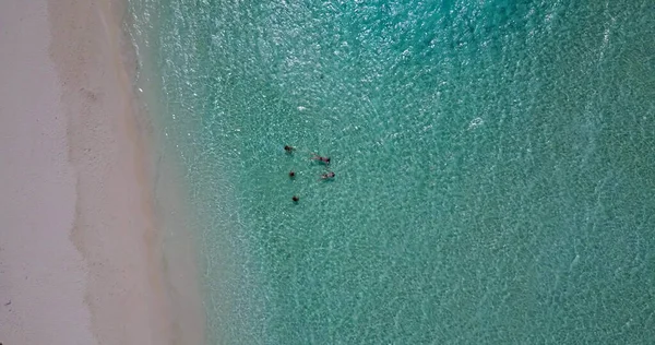 Antenn Utsikt Över Vackra Tropiska Stranden Med Blå Himmel — Stockfoto
