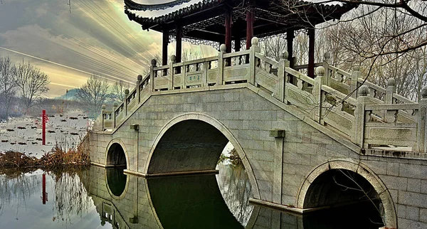公园里的一座旧木桥 — 图库照片