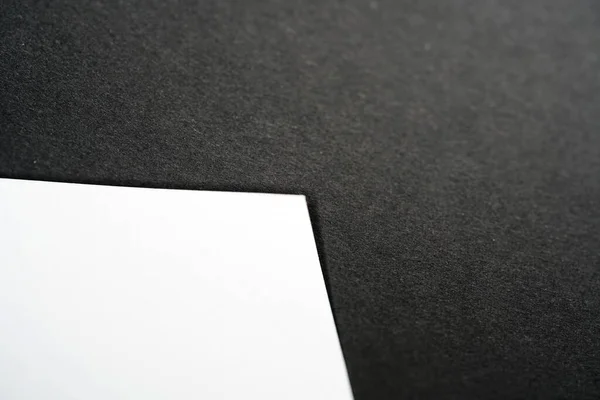 Ασπρόμαυρη Φωτογραφία Ενός Λευκού Φύλλου Χαρτιού — Φωτογραφία Αρχείου