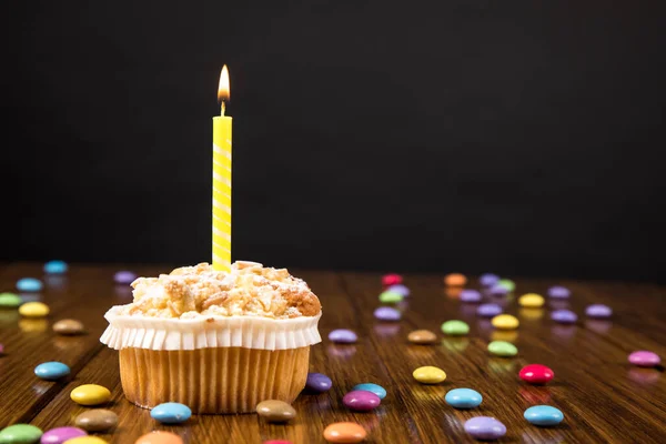 Cupcake Aniversário Com Velas Mesa Madeira — Fotografia de Stock