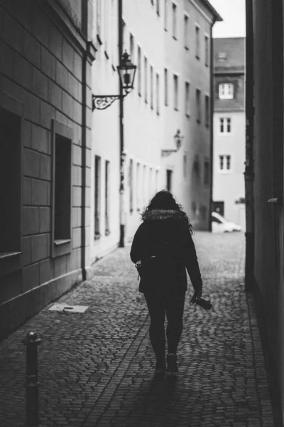 Junge Frau Schwarzem Kleid Mit Tasche — Stockfoto