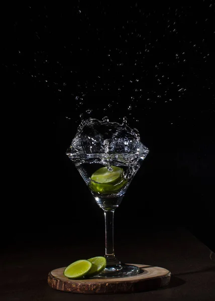 Cocktail Met Ijs Kalk Zwarte Achtergrond — Stockfoto