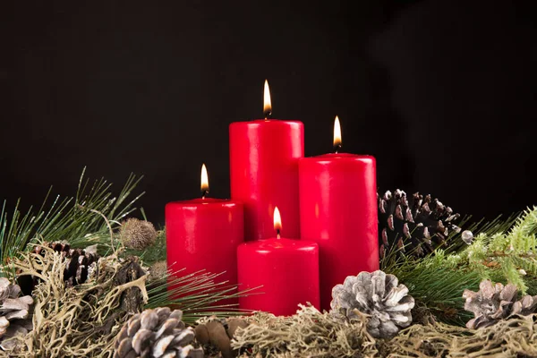 Świece Świąteczne Gałązki Jodły Ciemnym Tle — Zdjęcie stockowe
