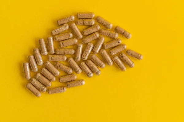 Yellow Green Herbal Pills Orange Background Top View Flat Lay — Stock Photo, Image