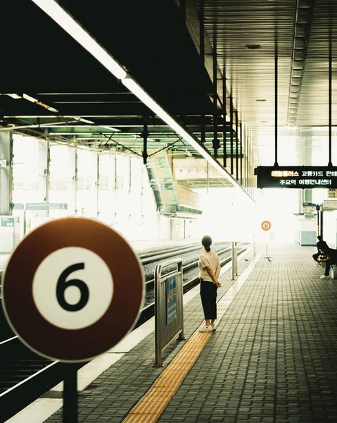 Hombre Mujer Estación Metro —  Fotos de Stock