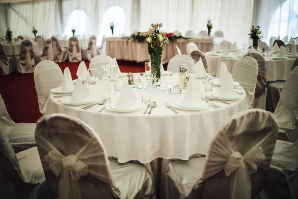 Hochzeitstisch Mit Stühlen Und Blumen — Stockfoto