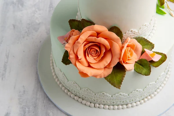パステルカラーのバラとミントの自家製ケーキ — ストック写真