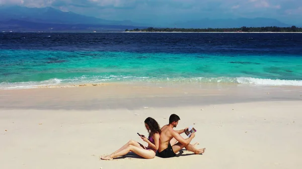 Coppia Sulla Spiaggia Mare — Foto Stock