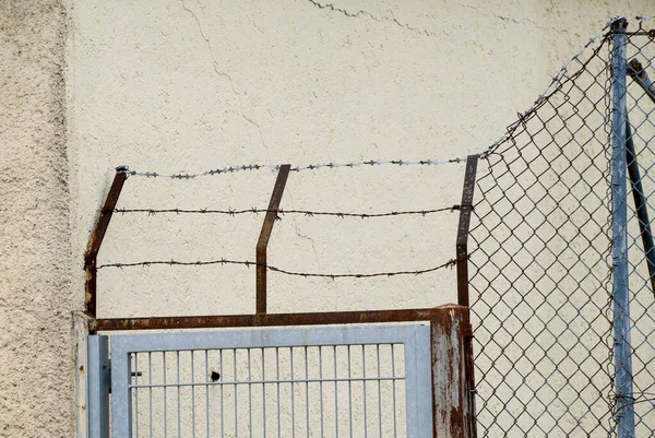 Gard Metalic Ruginit Vechi Sârmă Ghimpată Balustradă — Fotografie, imagine de stoc